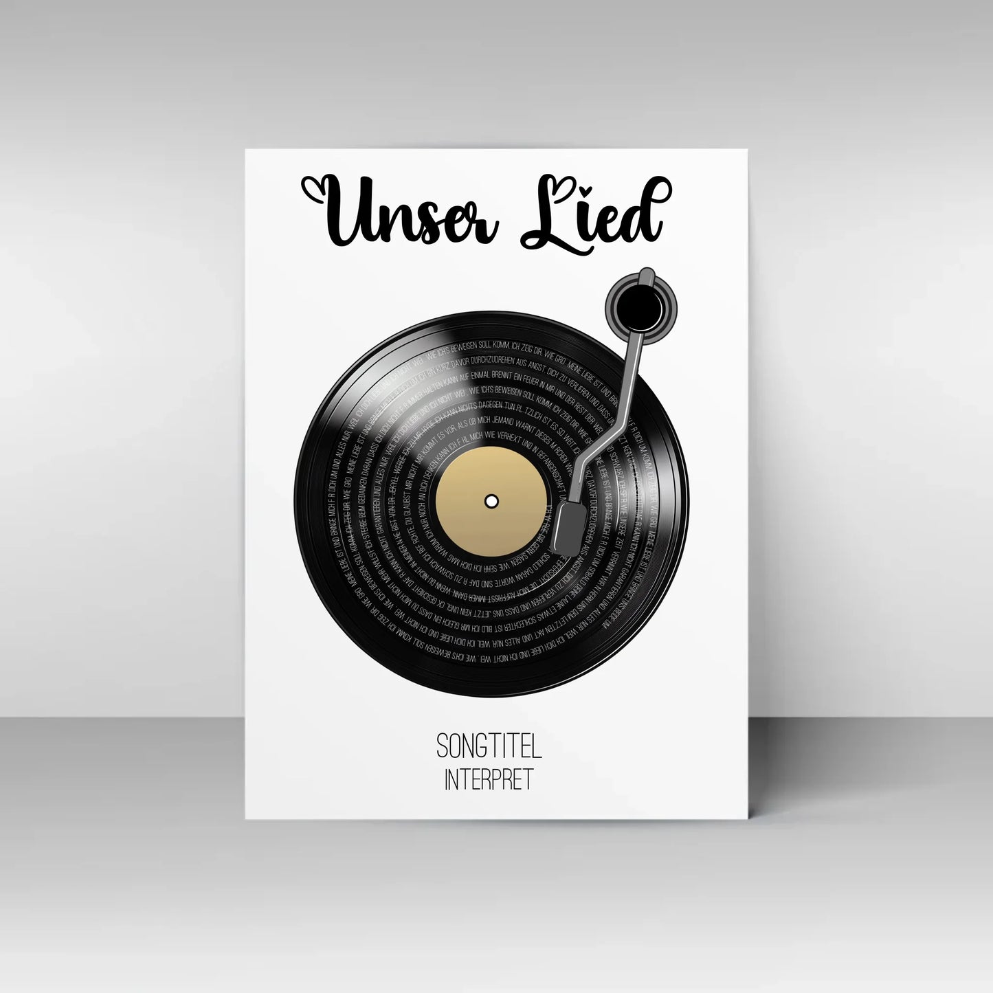 Poster mit Illustration einer schwarzen Schallplatte und Tonarm. Oben steht immer die feste Überschrift ‚Unser Lied‘. Auf den Rillen der Platte wird der ausgewählte Liedtext dargestellt. Unter der Platte erscheinen personalisierbarer Songtitel und Interpret.