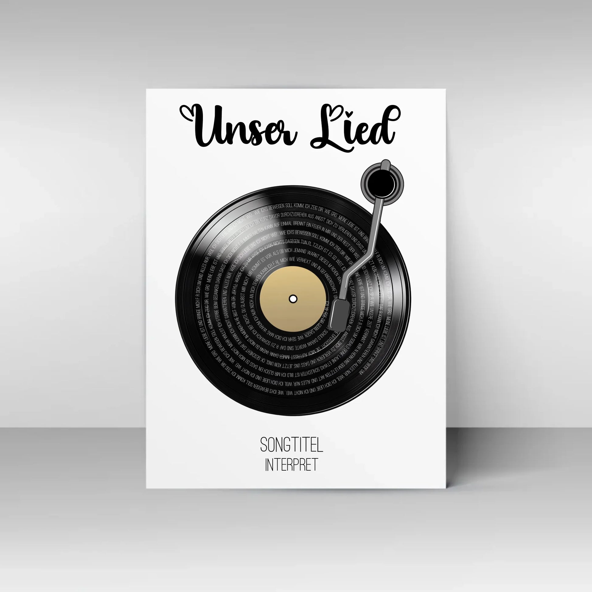 Poster mit Illustration einer schwarzen Schallplatte und Tonarm. Oben steht immer die feste Überschrift ‚Unser Lied‘. Auf den Rillen der Platte wird der ausgewählte Liedtext dargestellt. Unter der Platte erscheinen personalisierbarer Songtitel und Interpret.