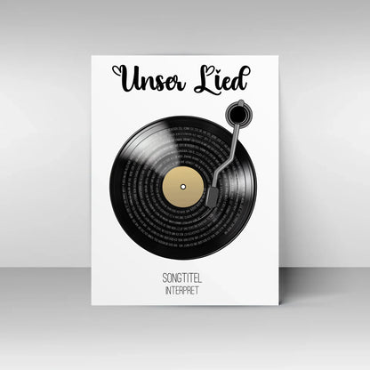 Poster mit Illustration einer schwarzen Schallplatte und Tonarm. Oben steht immer die feste Überschrift ‚Unser Lied‘. Auf den Rillen der Platte wird der ausgewählte Liedtext dargestellt. Unter der Platte erscheinen personalisierbarer Songtitel und Interpret.