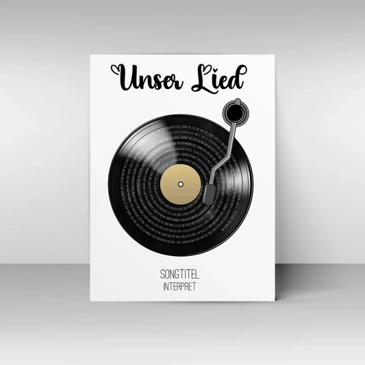Poster mit Illustration einer schwarzen Schallplatte und Tonarm. Oben steht immer die feste Überschrift ‚Unser Lied‘. Auf den Rillen der Platte wird der ausgewählte Liedtext dargestellt. Unter der Platte erscheinen personalisierbarer Songtitel und Interpret.