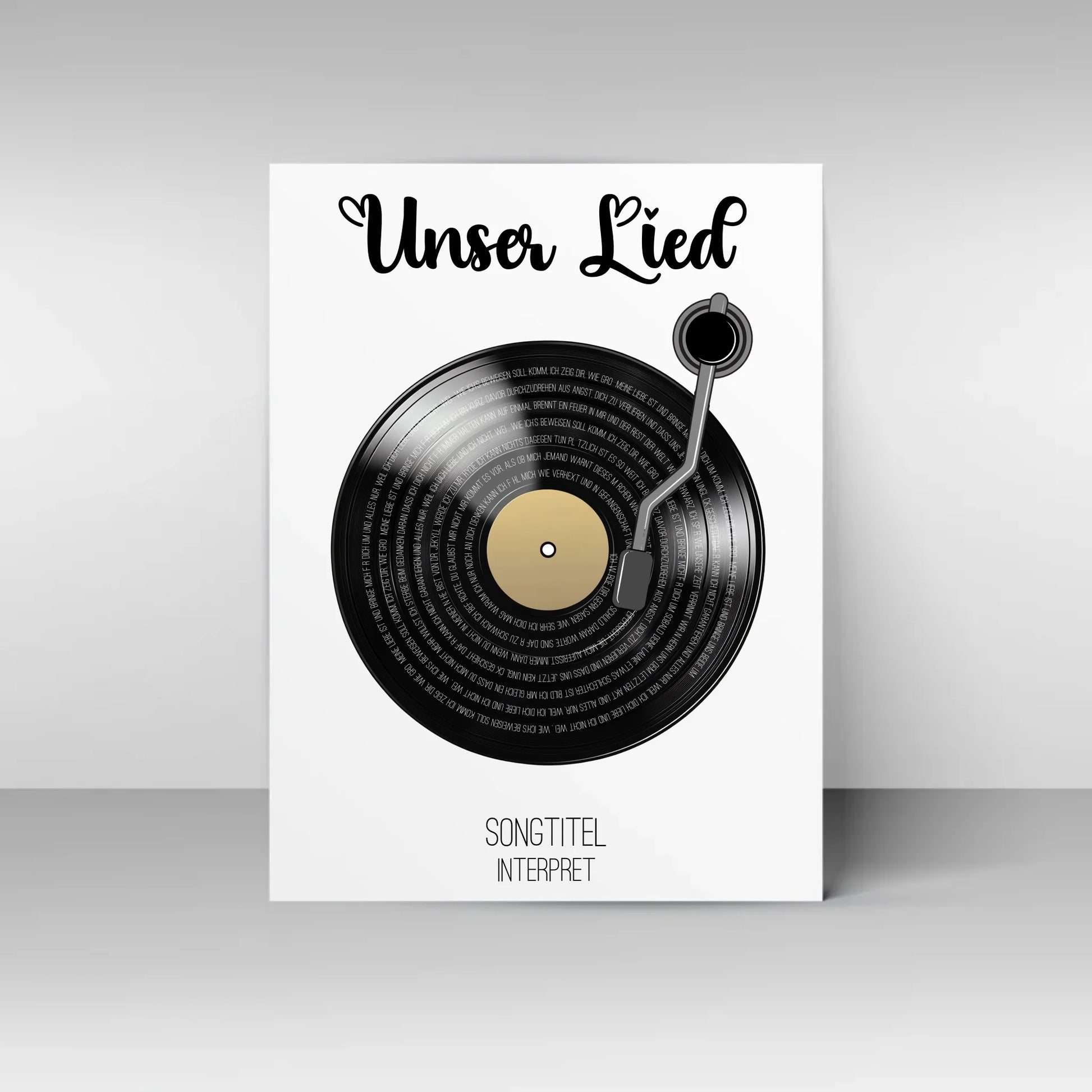 Poster mit Illustration einer schwarzen Schallplatte und Tonarm. Oben steht immer die feste Überschrift ‚Unser Lied‘. Auf den Rillen der Platte wird der ausgewählte Liedtext dargestellt. Unter der Platte erscheinen personalisierbarer Songtitel und Interpret.