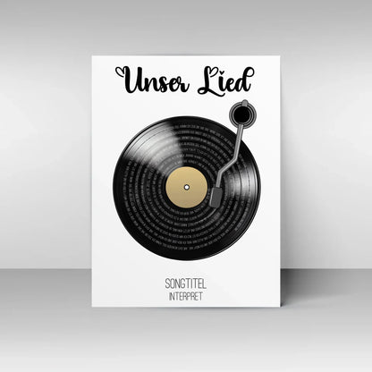 Poster mit Illustration einer schwarzen Schallplatte und Tonarm. Oben steht immer die feste Überschrift ‚Unser Lied‘. Auf den Rillen der Platte wird der ausgewählte Liedtext dargestellt. Unter der Platte erscheinen personalisierbarer Songtitel und Interpret.