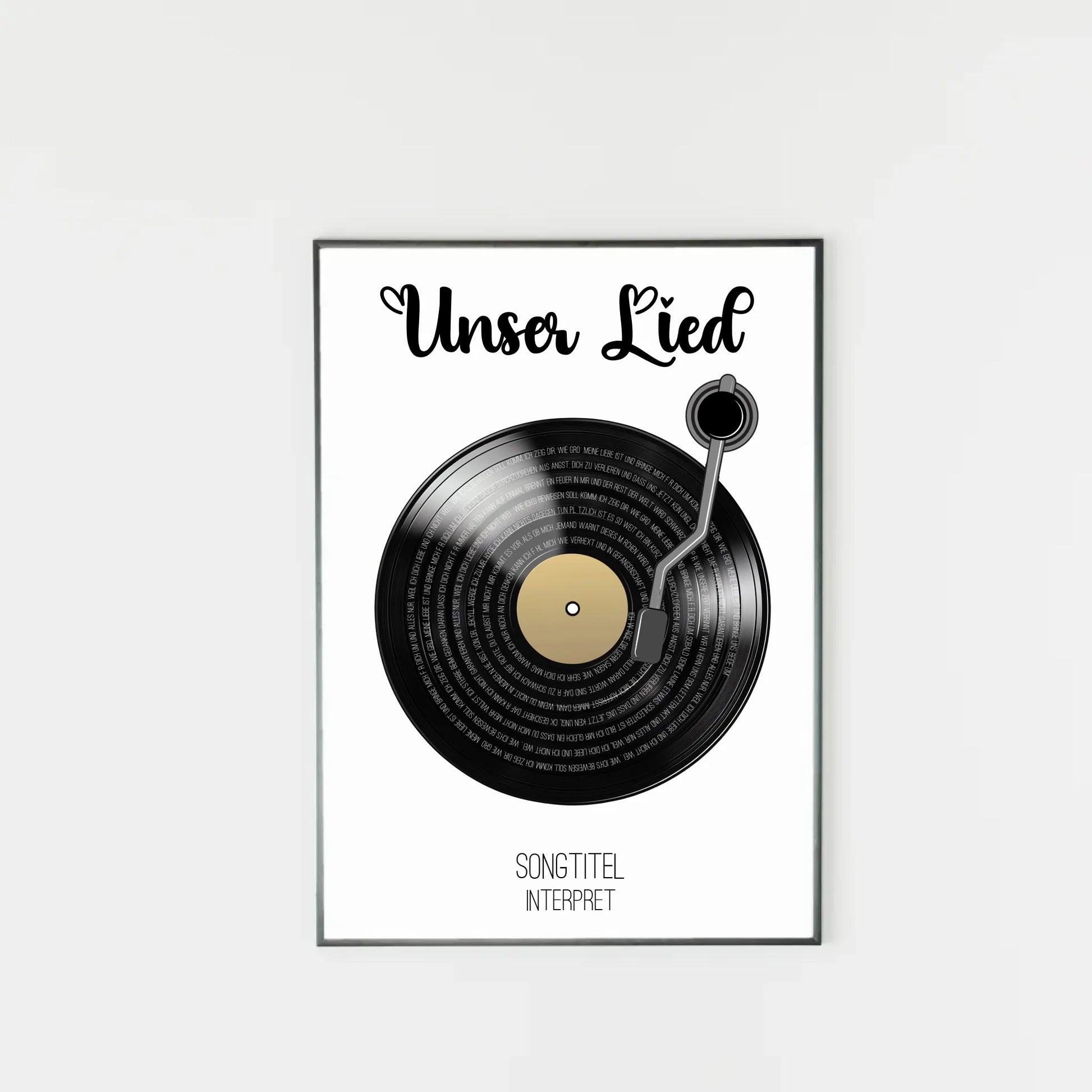 Poster mit Illustration einer schwarzen Schallplatte und Tonarm. Oben steht immer die feste Überschrift ‚Unser Lied‘. Auf den Rillen der Platte wird der ausgewählte Liedtext dargestellt. Unter der Platte erscheinen personalisierbarer Songtitel und Interpret.