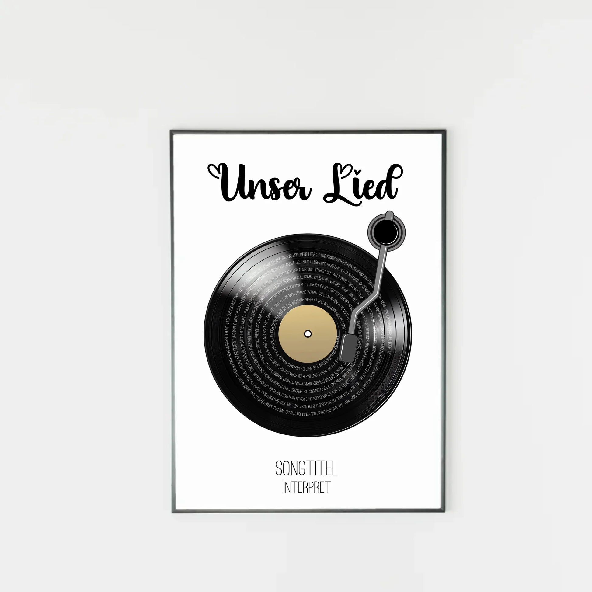 Poster mit Illustration einer schwarzen Schallplatte und Tonarm. Oben steht immer die feste Überschrift ‚Unser Lied‘. Auf den Rillen der Platte wird der ausgewählte Liedtext dargestellt. Unter der Platte erscheinen personalisierbarer Songtitel und Interpret.