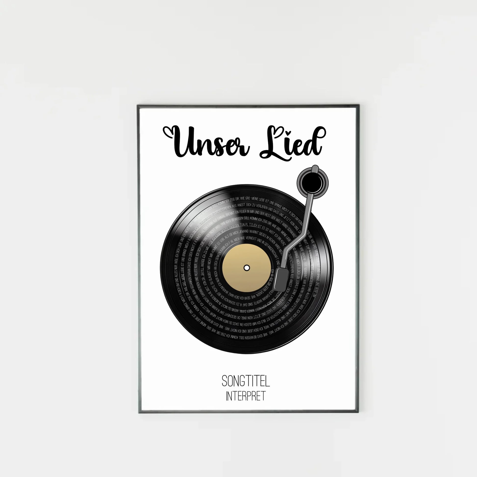 Poster mit Illustration einer schwarzen Schallplatte und Tonarm. Oben steht immer die feste Überschrift ‚Unser Lied‘. Auf den Rillen der Platte wird der ausgewählte Liedtext dargestellt. Unter der Platte erscheinen personalisierbarer Songtitel und Interpret.