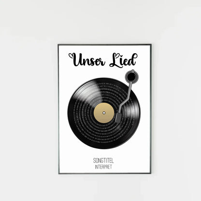 Poster mit Illustration einer schwarzen Schallplatte und Tonarm. Oben steht immer die feste Überschrift ‚Unser Lied‘. Auf den Rillen der Platte wird der ausgewählte Liedtext dargestellt. Unter der Platte erscheinen personalisierbarer Songtitel und Interpret.