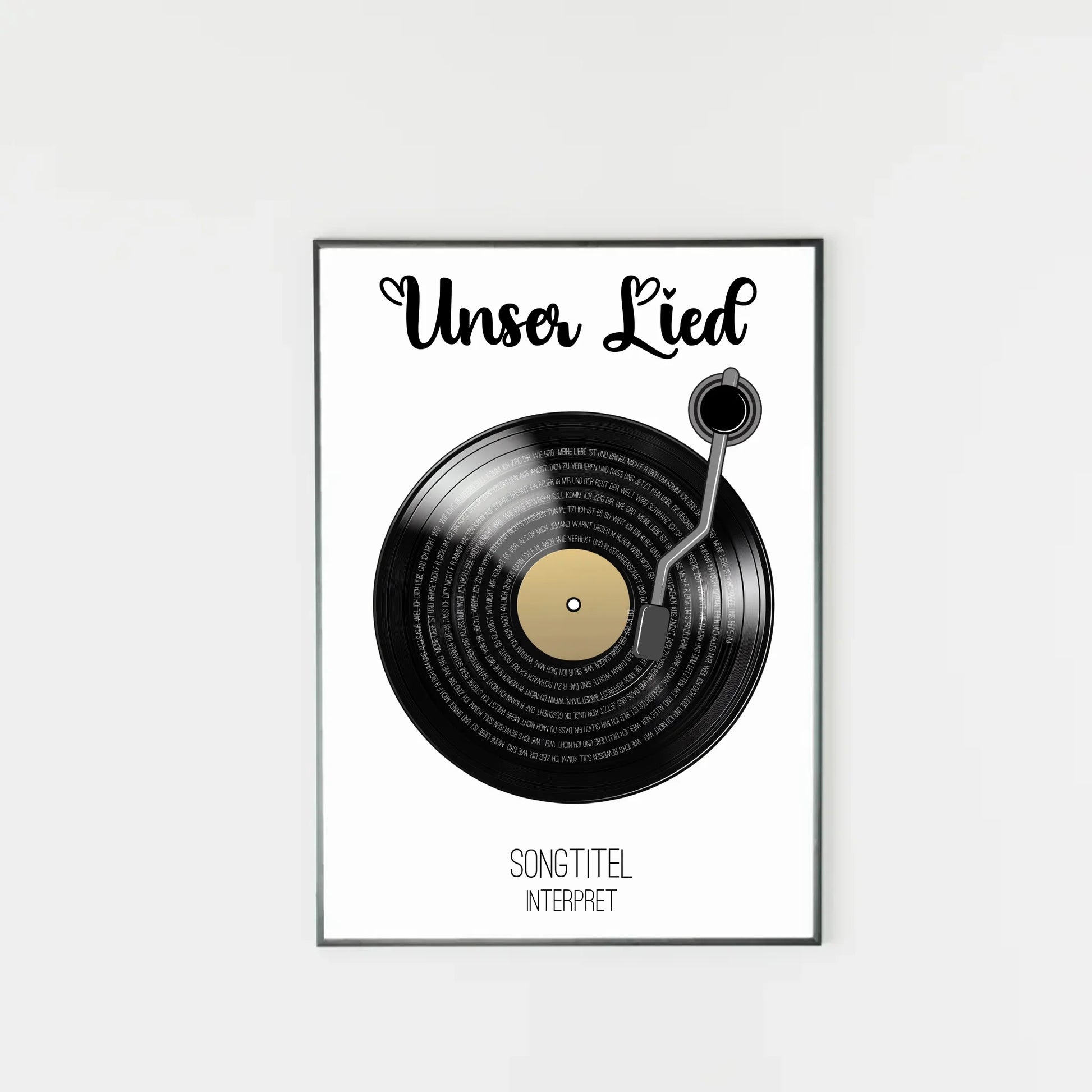 Poster mit Illustration einer schwarzen Schallplatte und Tonarm. Oben steht immer die feste Überschrift ‚Unser Lied‘. Auf den Rillen der Platte wird der ausgewählte Liedtext dargestellt. Unter der Platte erscheinen personalisierbarer Songtitel und Interpret.