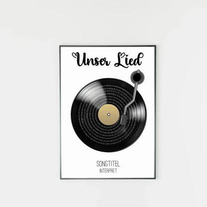 Poster mit Illustration einer schwarzen Schallplatte und Tonarm. Oben steht immer die feste Überschrift ‚Unser Lied‘. Auf den Rillen der Platte wird der ausgewählte Liedtext dargestellt. Unter der Platte erscheinen personalisierbarer Songtitel und Interpret.
