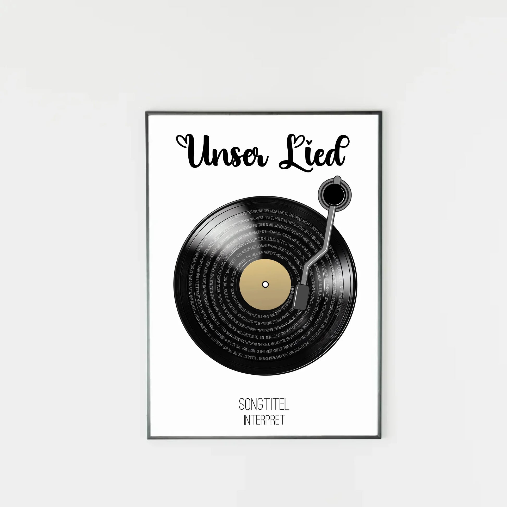 Poster mit Illustration einer schwarzen Schallplatte und Tonarm. Oben steht immer die feste Überschrift ‚Unser Lied‘. Auf den Rillen der Platte wird der ausgewählte Liedtext dargestellt. Unter der Platte erscheinen personalisierbarer Songtitel und Interpret.