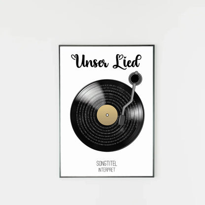 Poster mit Illustration einer schwarzen Schallplatte und Tonarm. Oben steht immer die feste Überschrift ‚Unser Lied‘. Auf den Rillen der Platte wird der ausgewählte Liedtext dargestellt. Unter der Platte erscheinen personalisierbarer Songtitel und Interpret.