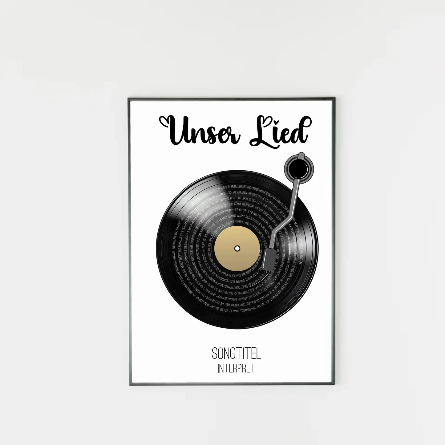 Poster mit Illustration einer schwarzen Schallplatte und Tonarm. Oben steht immer die feste Überschrift ‚Unser Lied‘. Auf den Rillen der Platte wird der ausgewählte Liedtext dargestellt. Unter der Platte erscheinen personalisierbarer Songtitel und Interpret.