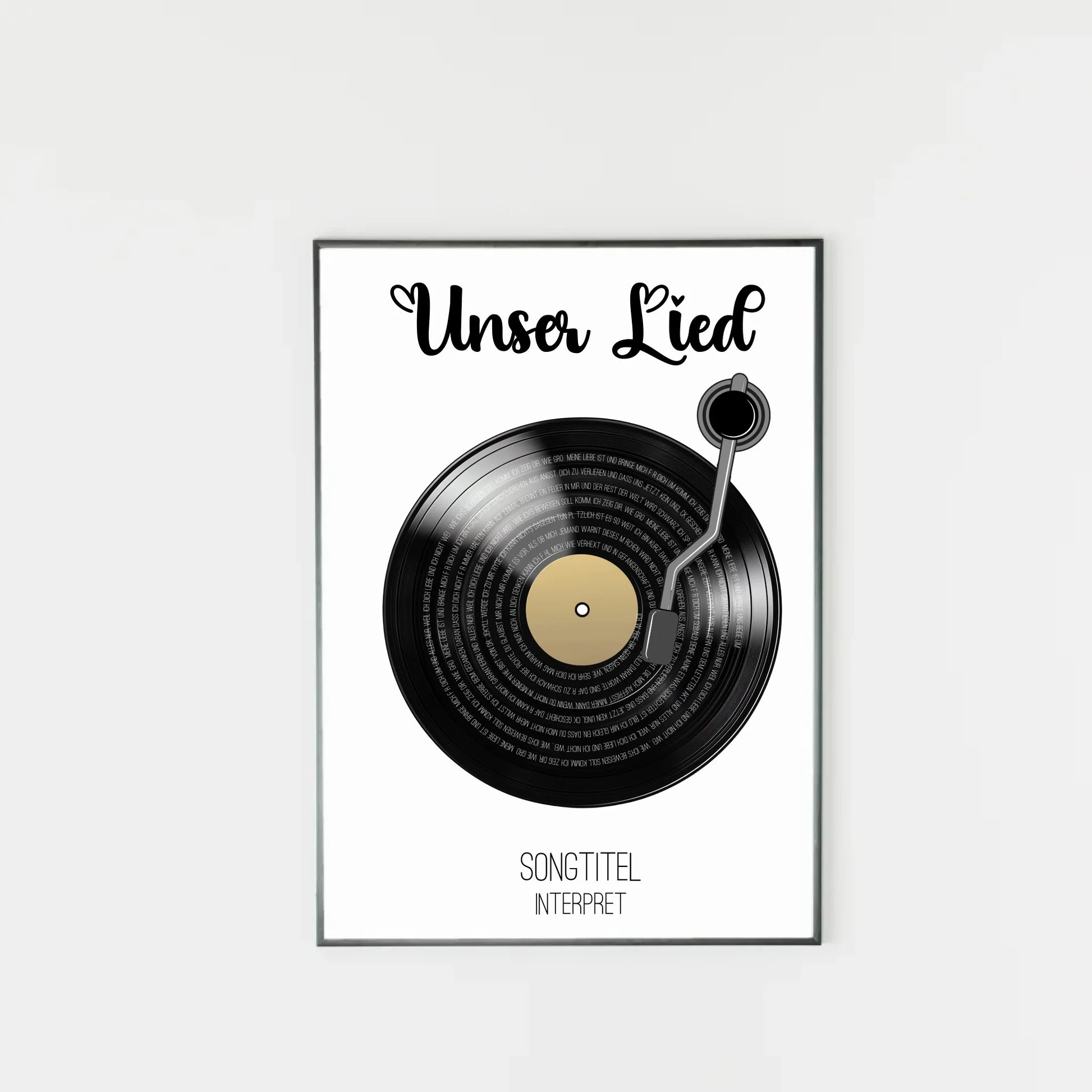 Poster mit Illustration einer schwarzen Schallplatte und Tonarm. Oben steht immer die feste Überschrift ‚Unser Lied‘. Auf den Rillen der Platte wird der ausgewählte Liedtext dargestellt. Unter der Platte erscheinen personalisierbarer Songtitel und Interpret.