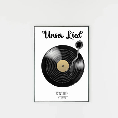 Poster mit Illustration einer schwarzen Schallplatte und Tonarm. Oben steht immer die feste Überschrift ‚Unser Lied‘. Auf den Rillen der Platte wird der ausgewählte Liedtext dargestellt. Unter der Platte erscheinen personalisierbarer Songtitel und Interpret.