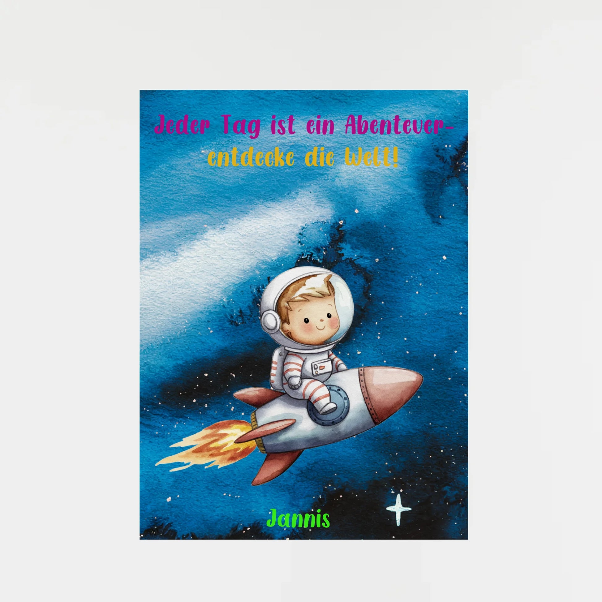 Poster mit wählbarem Clipart-Motiv, hier ein Kind im Astronautenanzug auf einer Rakete im Weltraum. Darüber ein variabler Spruch: ‚Jeder Tag ist ein Abenteuer – entdecke die Welt!‘. Unten ein personalisierbarer Name. Motiv und Spruch können aus verschiedenen Varianten gewählt werden.