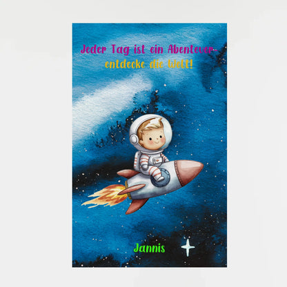 Poster mit wählbarem Clipart-Motiv, hier ein Kind im Astronautenanzug auf einer Rakete im Weltraum. Darüber ein variabler Spruch: ‚Jeder Tag ist ein Abenteuer – entdecke die Welt!‘. Unten ein personalisierbarer Name. Motiv und Spruch können aus verschiedenen Varianten gewählt werden.