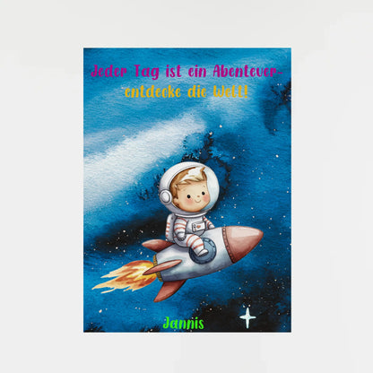 Poster mit wählbarem Clipart-Motiv, hier ein Kind im Astronautenanzug auf einer Rakete im Weltraum. Darüber ein variabler Spruch: ‚Jeder Tag ist ein Abenteuer – entdecke die Welt!‘. Unten ein personalisierbarer Name. Motiv und Spruch können aus verschiedenen Varianten gewählt werden.