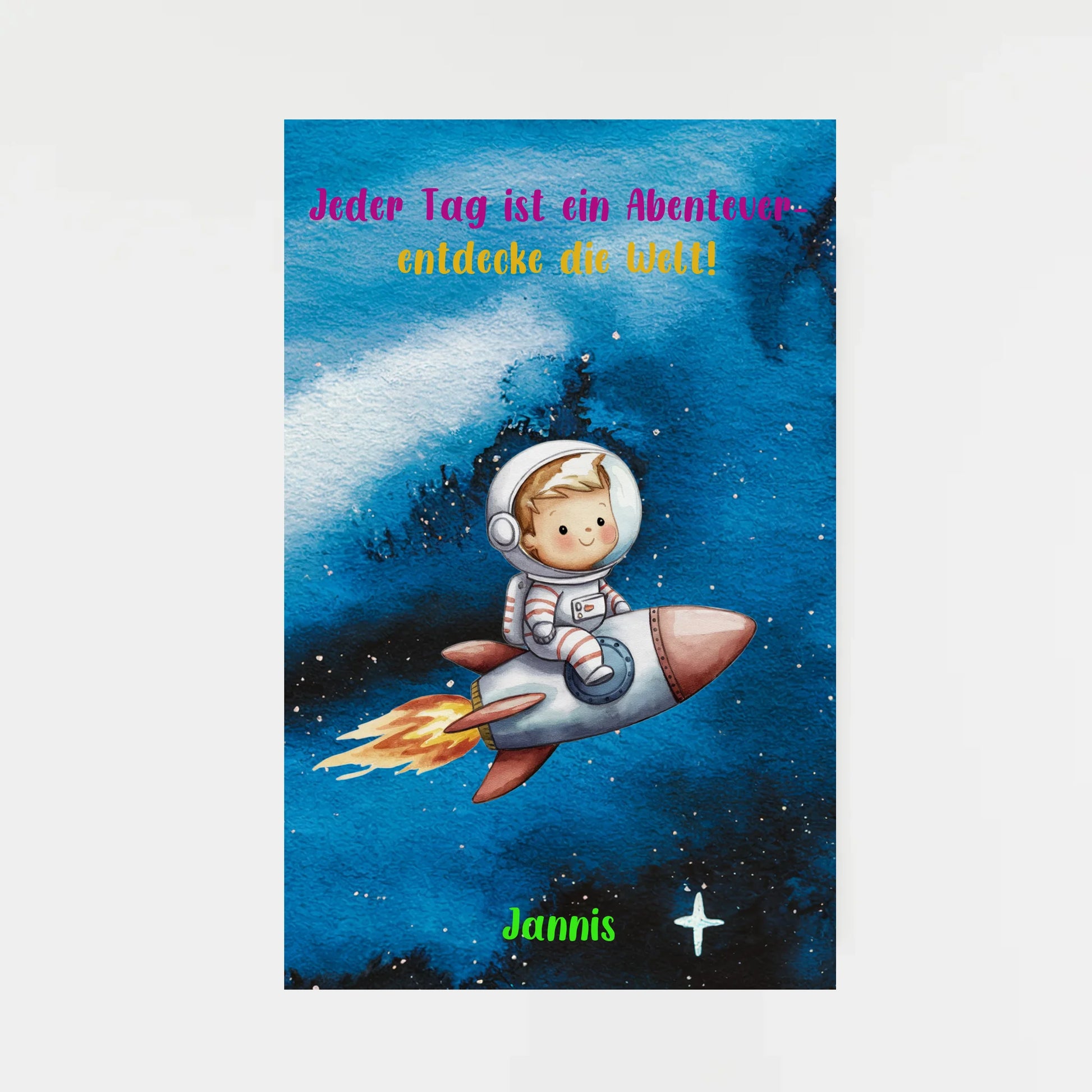Poster mit wählbarem Clipart-Motiv, hier ein Kind im Astronautenanzug auf einer Rakete im Weltraum. Darüber ein variabler Spruch: ‚Jeder Tag ist ein Abenteuer – entdecke die Welt!‘. Unten ein personalisierbarer Name. Motiv und Spruch können aus verschiedenen Varianten gewählt werden.