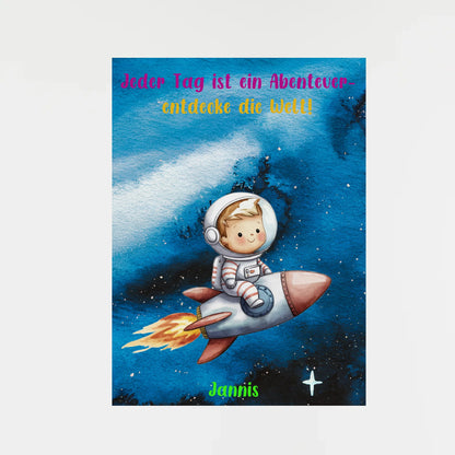 Poster mit wählbarem Clipart-Motiv, hier ein Kind im Astronautenanzug auf einer Rakete im Weltraum. Darüber ein variabler Spruch: ‚Jeder Tag ist ein Abenteuer – entdecke die Welt!‘. Unten ein personalisierbarer Name. Motiv und Spruch können aus verschiedenen Varianten gewählt werden.