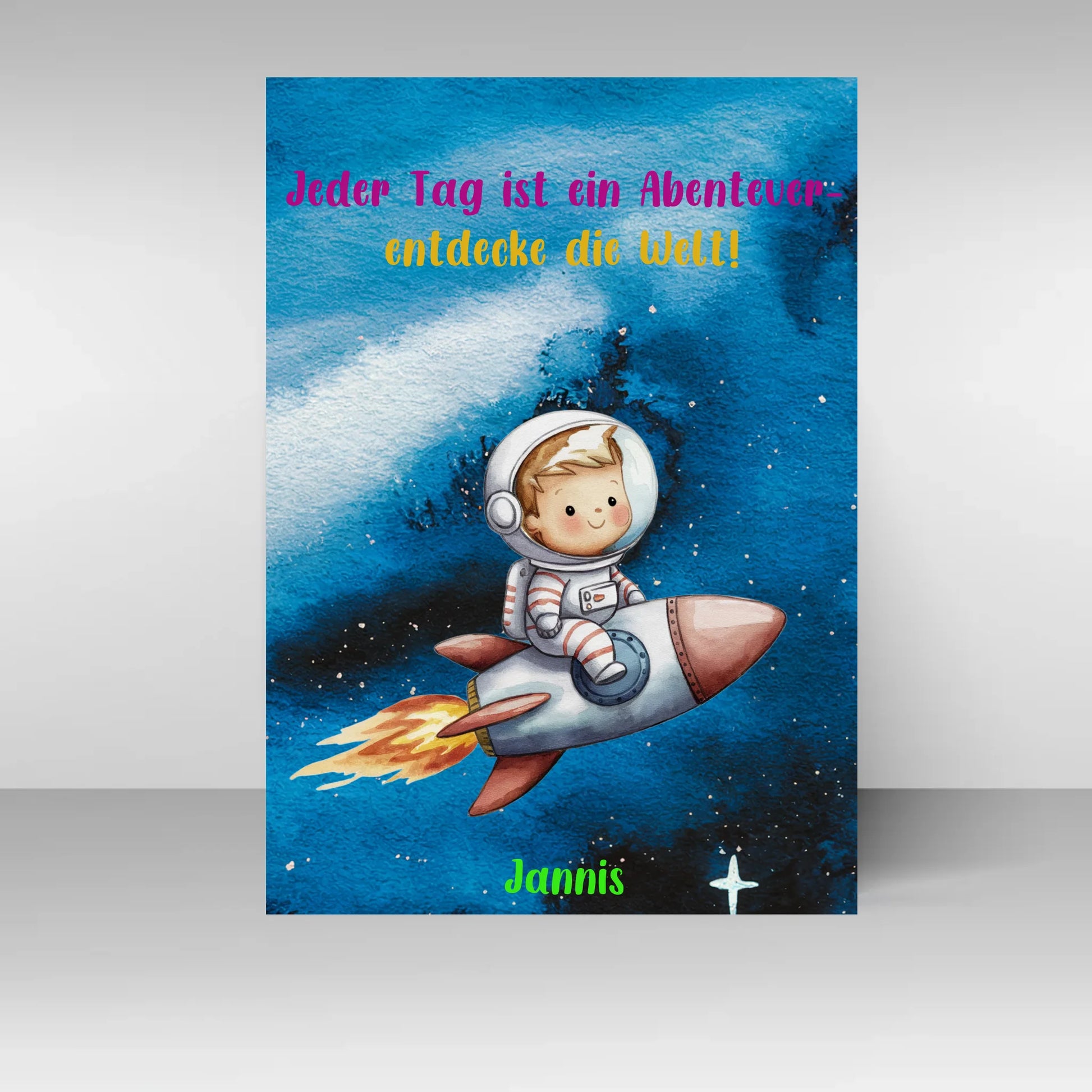 Poster mit wählbarem Clipart-Motiv, hier ein Kind im Astronautenanzug auf einer Rakete im Weltraum. Darüber ein variabler Spruch: ‚Jeder Tag ist ein Abenteuer – entdecke die Welt!‘. Unten ein personalisierbarer Name. Motiv und Spruch können aus verschiedenen Varianten gewählt werden.