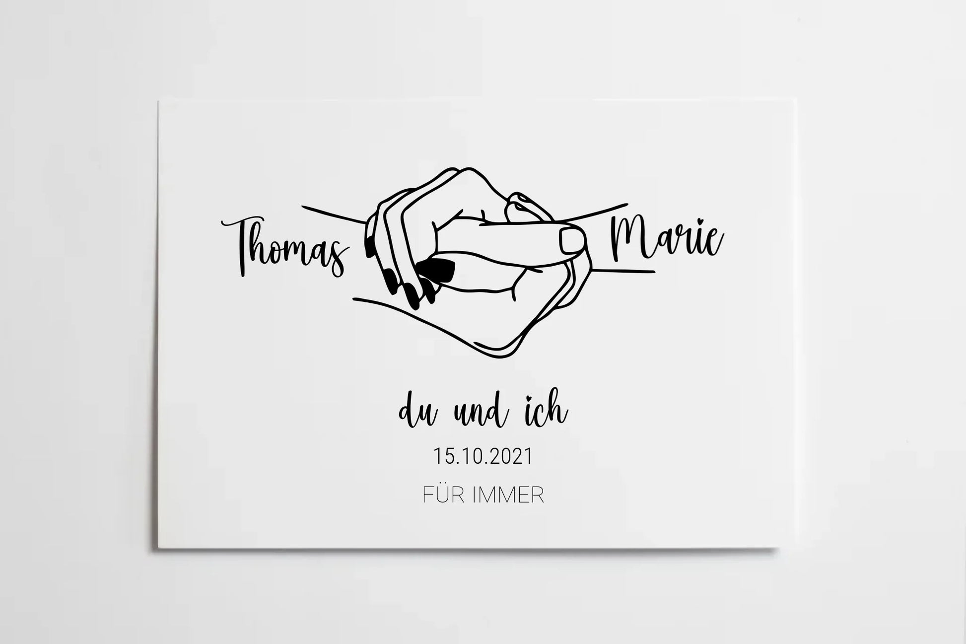 Poster mit minimalistischer Zeichnung von zwei Händen, die sich an den kleinen Fingern halten. Links und rechts stehen personalisierbare Namen, darunter der Text ‚du und ich‘ sowie ein personalisierbares Datum. Unten in Großbuchstaben der feste Schriftzug ‚FÜR IMMER‘.