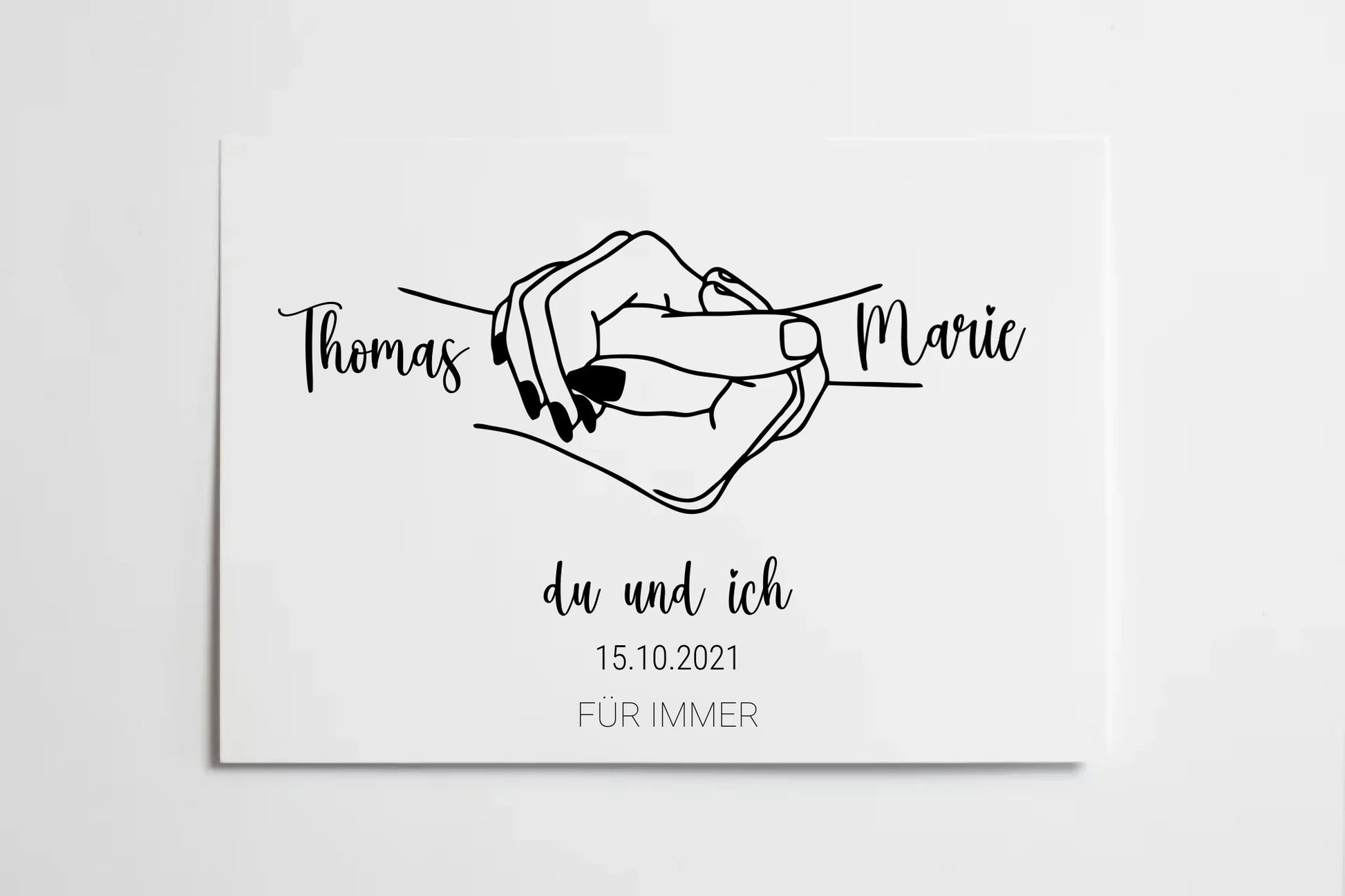 Poster mit minimalistischer Zeichnung von zwei Händen, die sich an den kleinen Fingern halten. Links und rechts stehen personalisierbare Namen, darunter der Text ‚du und ich‘ sowie ein personalisierbares Datum. Unten in Großbuchstaben der feste Schriftzug ‚FÜR IMMER‘.