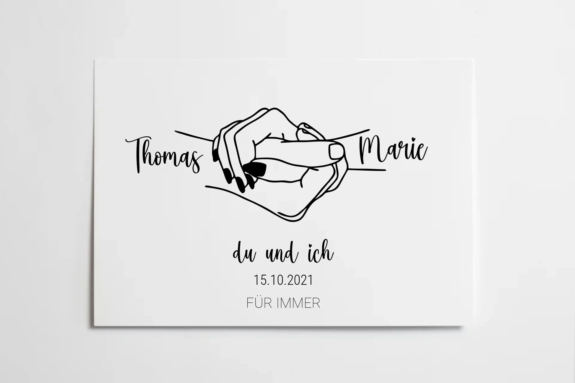 Poster mit minimalistischer Zeichnung von zwei Händen, die sich an den kleinen Fingern halten. Links und rechts stehen personalisierbare Namen, darunter der Text ‚du und ich‘ sowie ein personalisierbares Datum. Unten in Großbuchstaben der feste Schriftzug ‚FÜR IMMER‘.