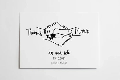 Poster mit minimalistischer Zeichnung von zwei Händen, die sich an den kleinen Fingern halten. Links und rechts stehen personalisierbare Namen, darunter der Text ‚du und ich‘ sowie ein personalisierbares Datum. Unten in Großbuchstaben der feste Schriftzug ‚FÜR IMMER‘.