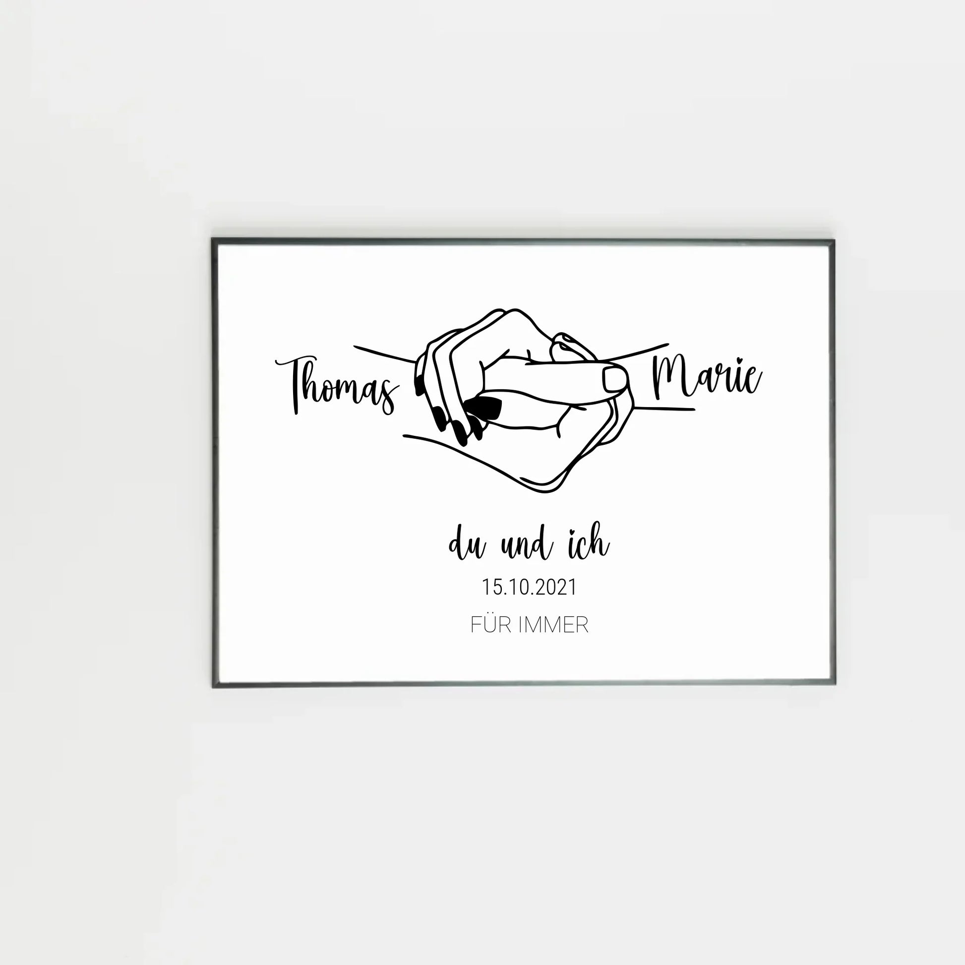 Poster mit minimalistischer Zeichnung von zwei Händen, die sich an den kleinen Fingern halten. Links und rechts stehen personalisierbare Namen, darunter der Text ‚du und ich‘ sowie ein personalisierbares Datum. Unten in Großbuchstaben der feste Schriftzug ‚FÜR IMMER‘.