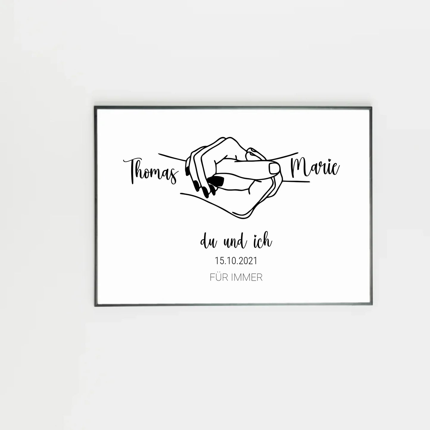 Poster mit minimalistischer Zeichnung von zwei Händen, die sich an den kleinen Fingern halten. Links und rechts stehen personalisierbare Namen, darunter der Text ‚du und ich‘ sowie ein personalisierbares Datum. Unten in Großbuchstaben der feste Schriftzug ‚FÜR IMMER‘.