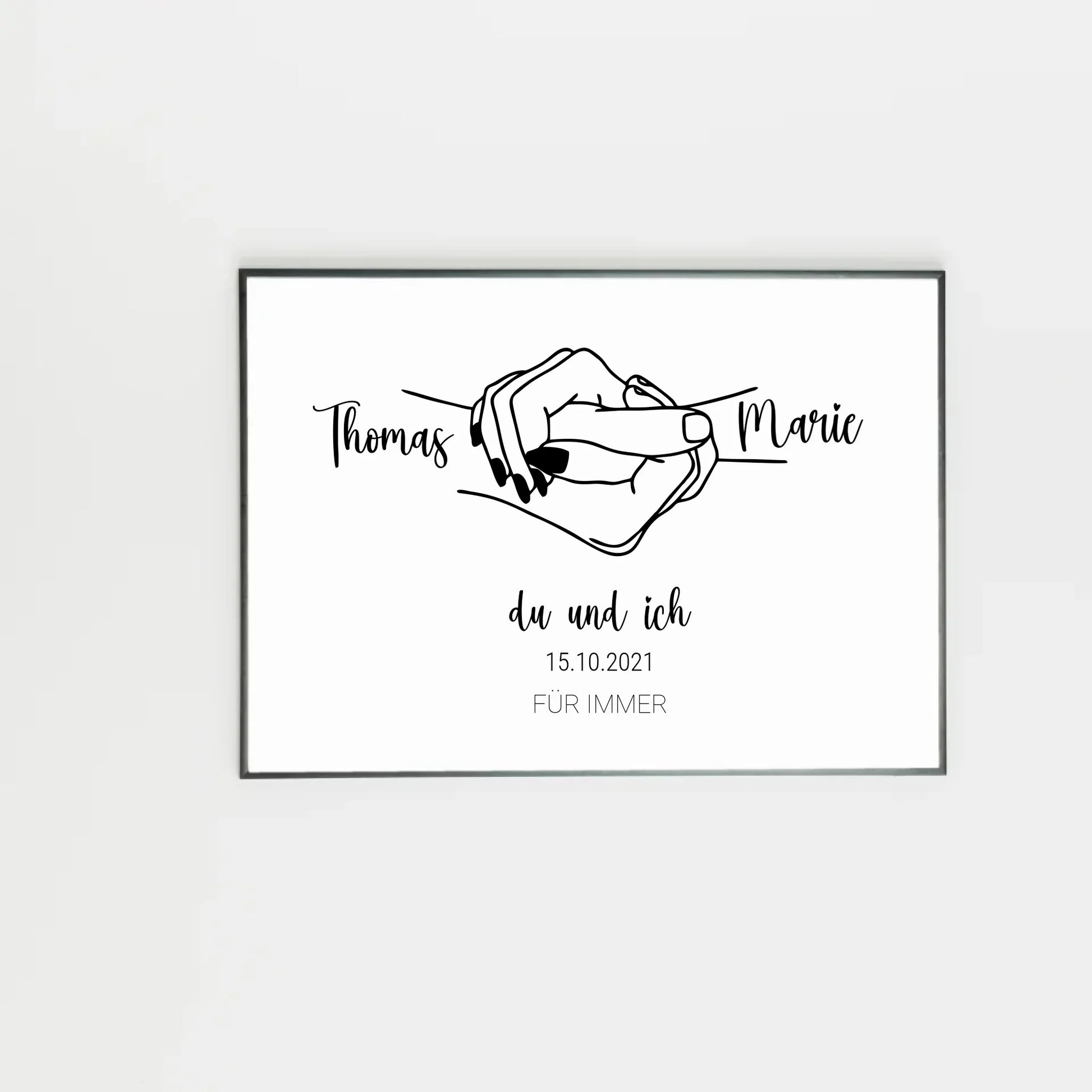 Poster mit minimalistischer Zeichnung von zwei Händen, die sich an den kleinen Fingern halten. Links und rechts stehen personalisierbare Namen, darunter der Text ‚du und ich‘ sowie ein personalisierbares Datum. Unten in Großbuchstaben der feste Schriftzug ‚FÜR IMMER‘.