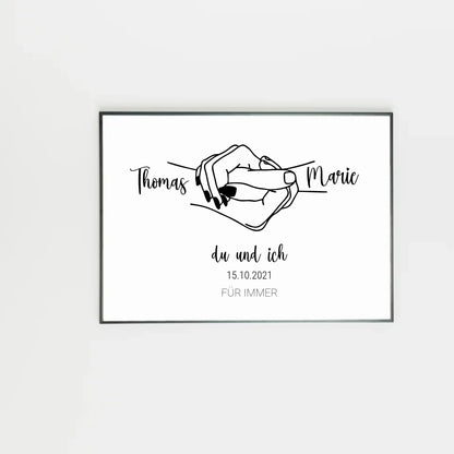 Poster mit minimalistischer Zeichnung von zwei Händen, die sich an den kleinen Fingern halten. Links und rechts stehen personalisierbare Namen, darunter der Text ‚du und ich‘ sowie ein personalisierbares Datum. Unten in Großbuchstaben der feste Schriftzug ‚FÜR IMMER‘.