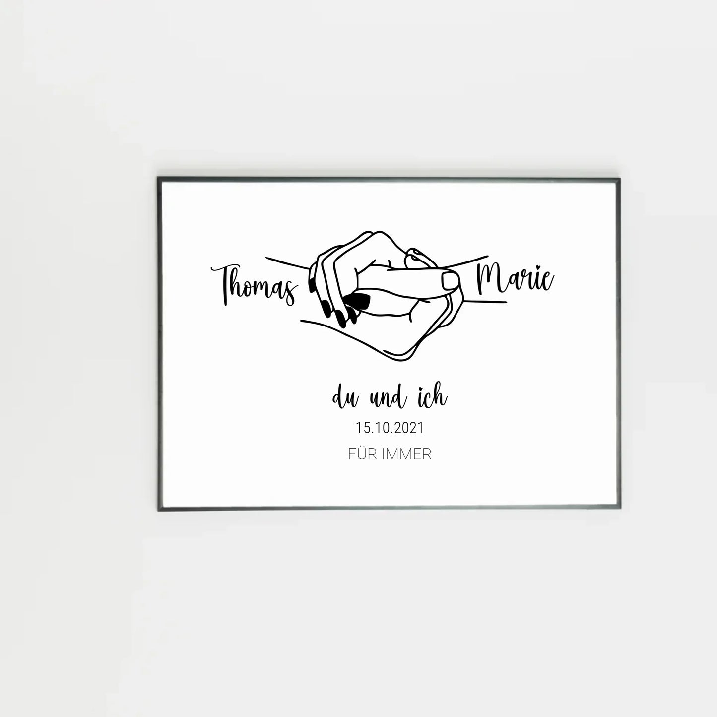Poster mit minimalistischer Zeichnung von zwei Händen, die sich an den kleinen Fingern halten. Links und rechts stehen personalisierbare Namen, darunter der Text ‚du und ich‘ sowie ein personalisierbares Datum. Unten in Großbuchstaben der feste Schriftzug ‚FÜR IMMER‘.