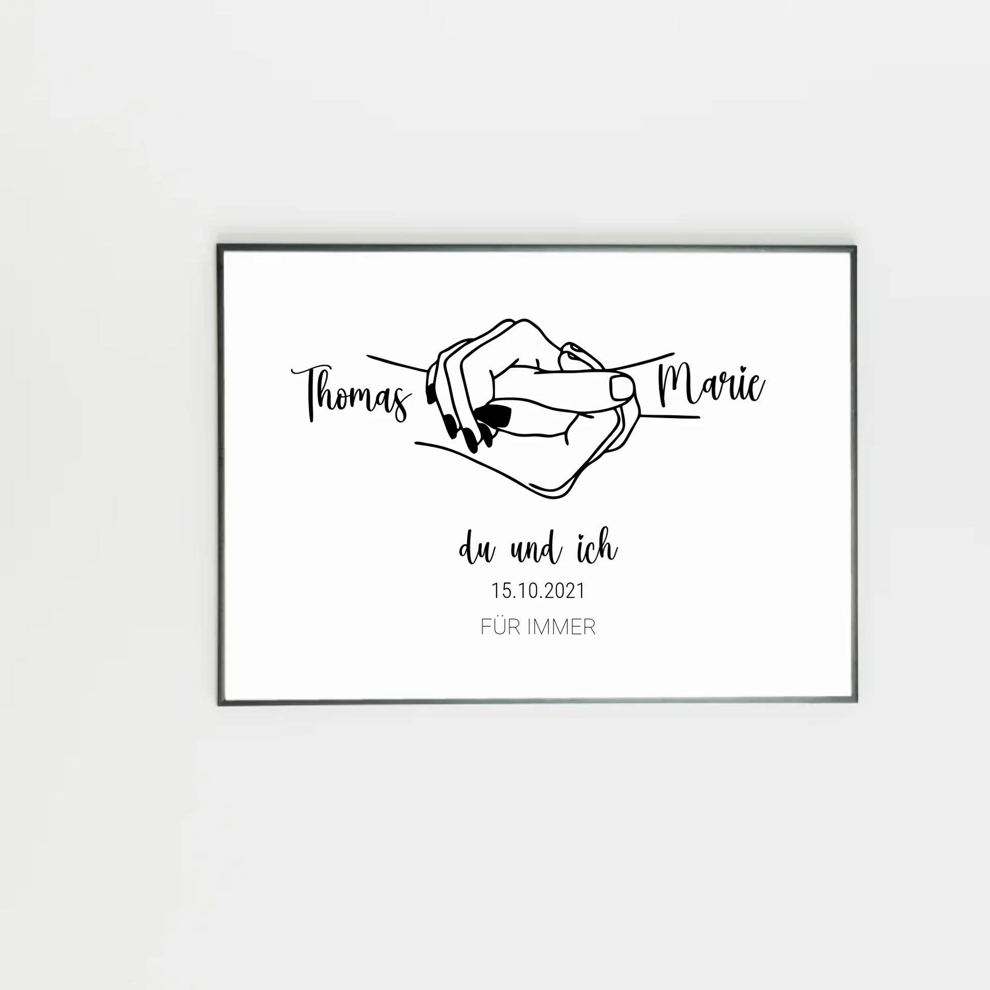 Poster mit minimalistischer Zeichnung von zwei Händen, die sich an den kleinen Fingern halten. Links und rechts stehen personalisierbare Namen, darunter der Text ‚du und ich‘ sowie ein personalisierbares Datum. Unten in Großbuchstaben der feste Schriftzug ‚FÜR IMMER‘.
