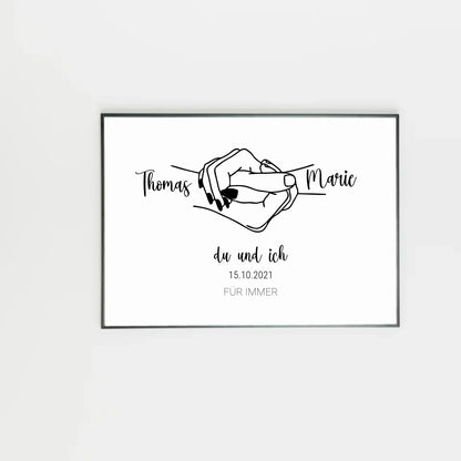 Poster mit minimalistischer Zeichnung von zwei Händen, die sich an den kleinen Fingern halten. Links und rechts stehen personalisierbare Namen, darunter der Text ‚du und ich‘ sowie ein personalisierbares Datum. Unten in Großbuchstaben der feste Schriftzug ‚FÜR IMMER‘.