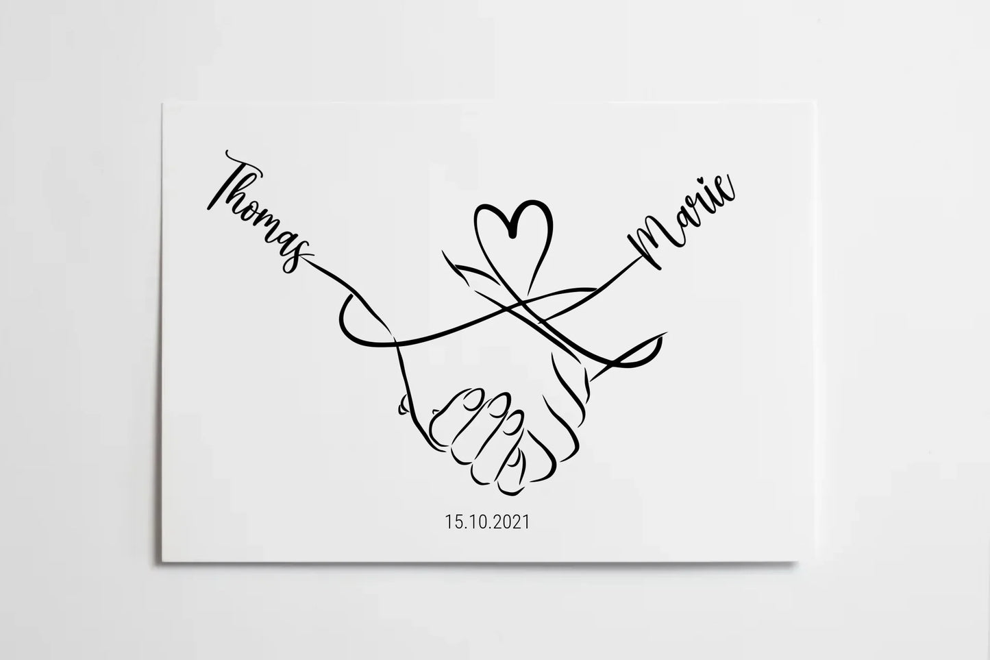 oster mit minimalistischer Zeichnung zweier Hände, die sich halten. Darüber eine geschwungene Linie in Herzform, links und rechts personalisierbare Namen. Unten Platz für ein Datum, hier als Beispiel 15.10.2021.
