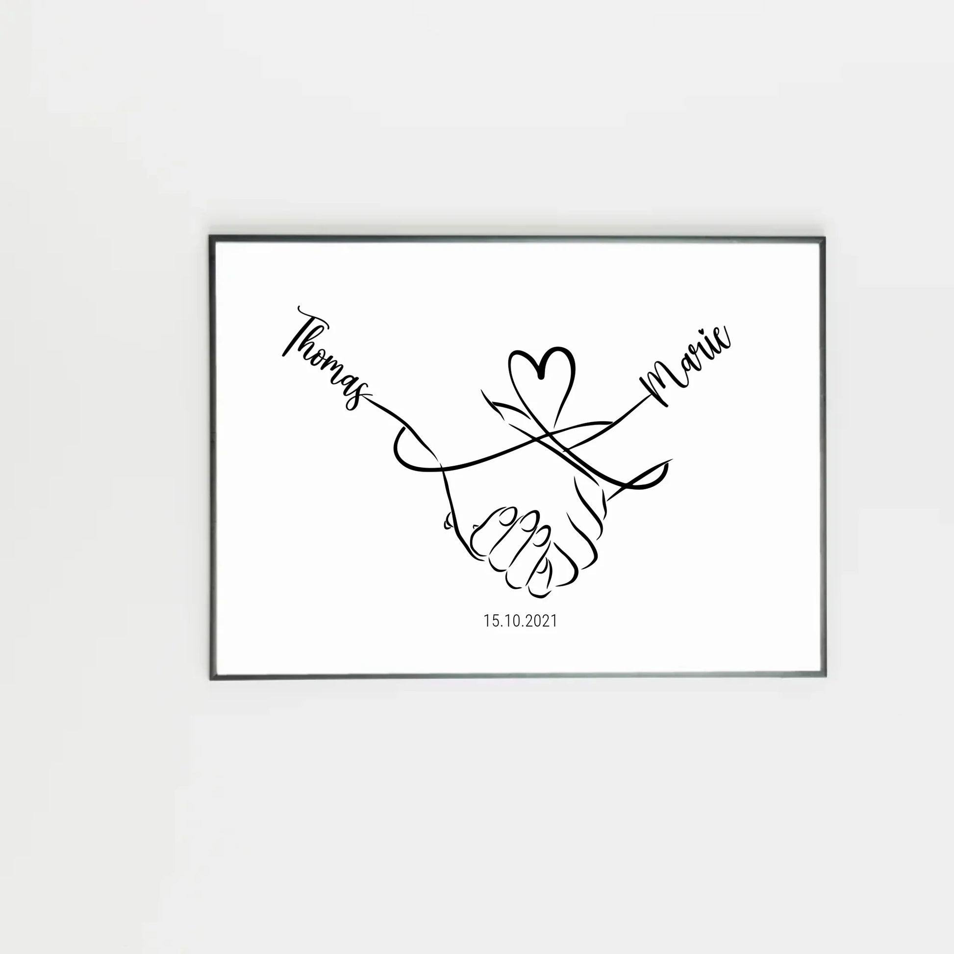 oster mit minimalistischer Zeichnung zweier Hände, die sich halten. Darüber eine geschwungene Linie in Herzform, links und rechts personalisierbare Namen. Unten Platz für ein Datum, hier als Beispiel 15.10.2021.