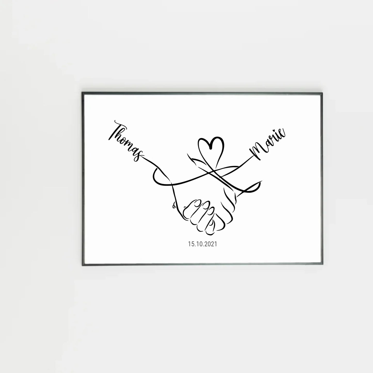 oster mit minimalistischer Zeichnung zweier Hände, die sich halten. Darüber eine geschwungene Linie in Herzform, links und rechts personalisierbare Namen. Unten Platz für ein Datum, hier als Beispiel 15.10.2021.