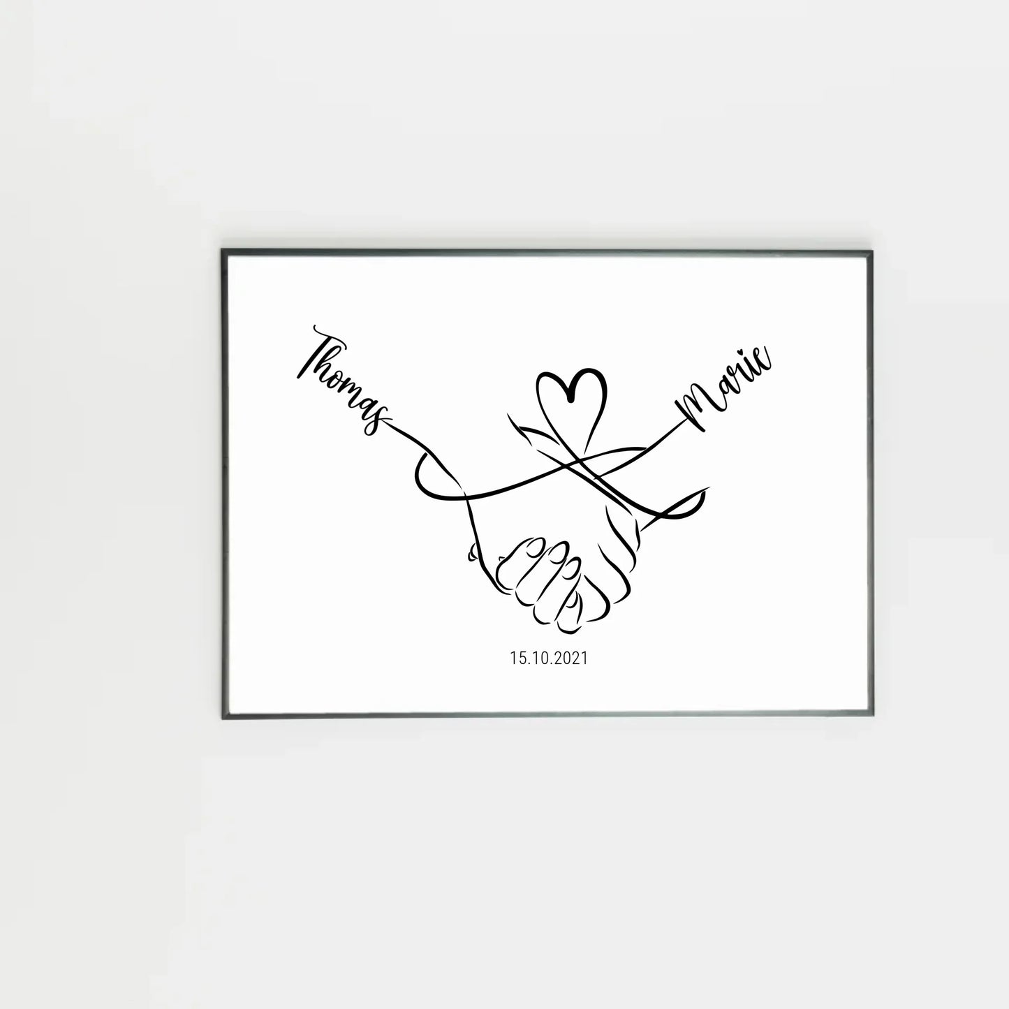 oster mit minimalistischer Zeichnung zweier Hände, die sich halten. Darüber eine geschwungene Linie in Herzform, links und rechts personalisierbare Namen. Unten Platz für ein Datum, hier als Beispiel 15.10.2021.