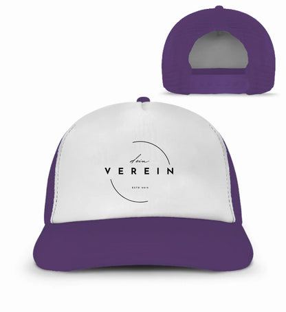 Basecap in lila und Weiß mit dem Aufdruck ‚dein Verein – estd 2018‘ auf der Vorderseite. Die Cap kann individuell mit dem eigenen Vereinsnamen gestaltet werden
