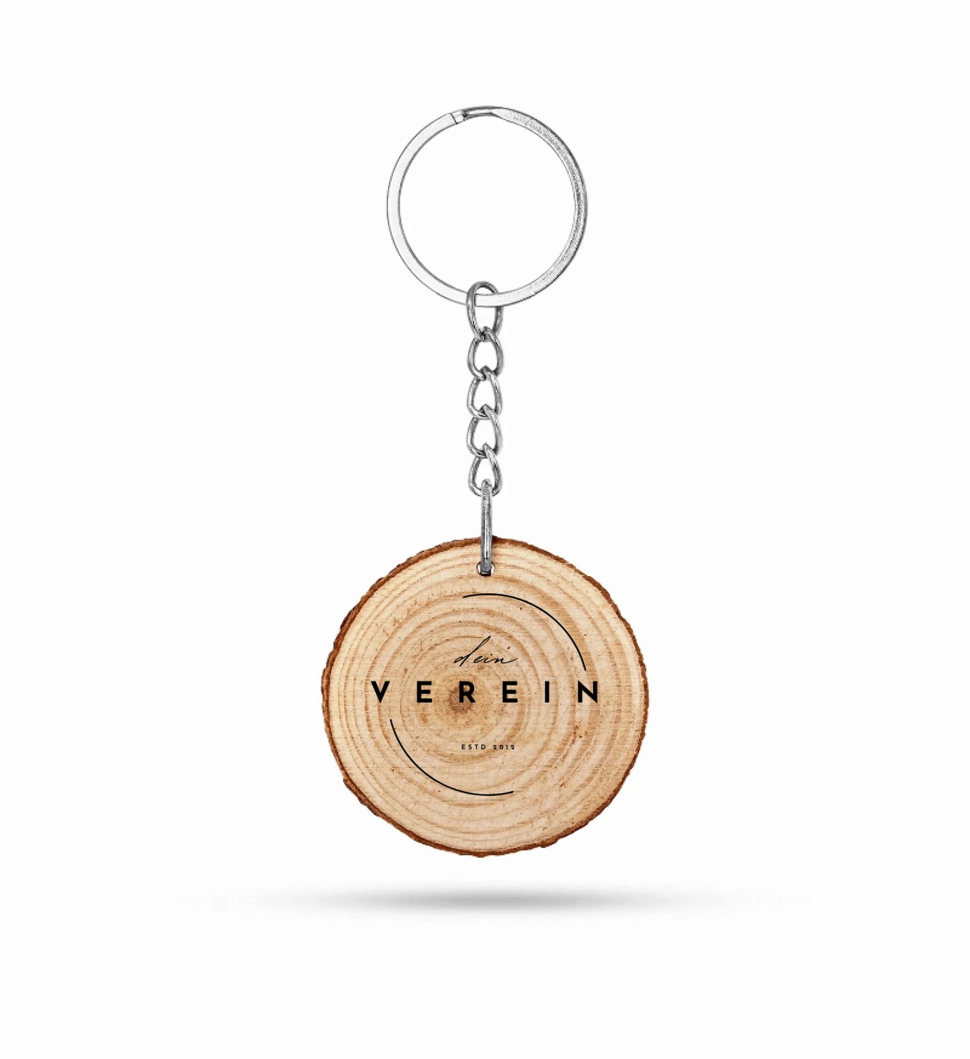 Runder Schlüsselanhänger aus Holz mit sichtbarer Maserung und Metallkette. Auf der Vorderseite ist das Vereinslogo mit dem Schriftzug ‚dein Verein – estd 2018‘ aufgedruckt. Der Vereinsname kann individuell angepasst werden.