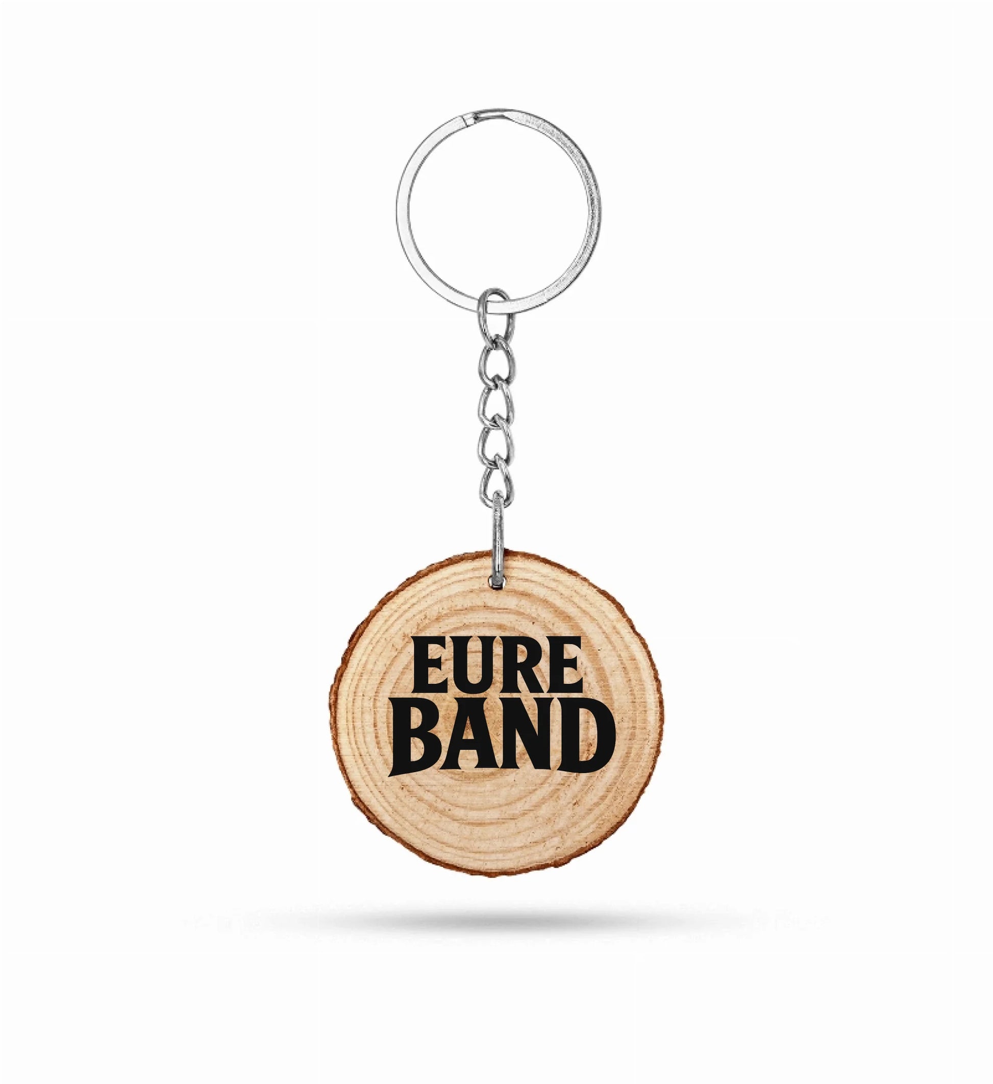 Runder Schlüsselanhänger aus Holz mit sichtbarer Maserung und Metallkette. Auf der Vorderseite steht in schwarzen Buchstaben der Schriftzug ‚Eure Band‘. Der Aufdruck kann individuell mit dem eigenen Bandnamen gestaltet werden.
