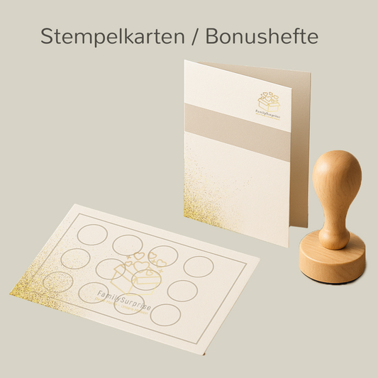 Stempelkarte, Bonusheft und Holzstempel mit dem „FamilySurprise“-Logo, auf einem Bildschirm dargestellt.