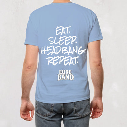 Hellblaues T-Shirt mit großem weißen Aufdruck auf der Rückseite: ‚EAT. SLEEP. HEADBANG. REPEAT.‘ Darunter steht in weißen Buchstaben der Schriftzug ‚Eure Band‘. Der Bandname kann individuell angepasst werden.