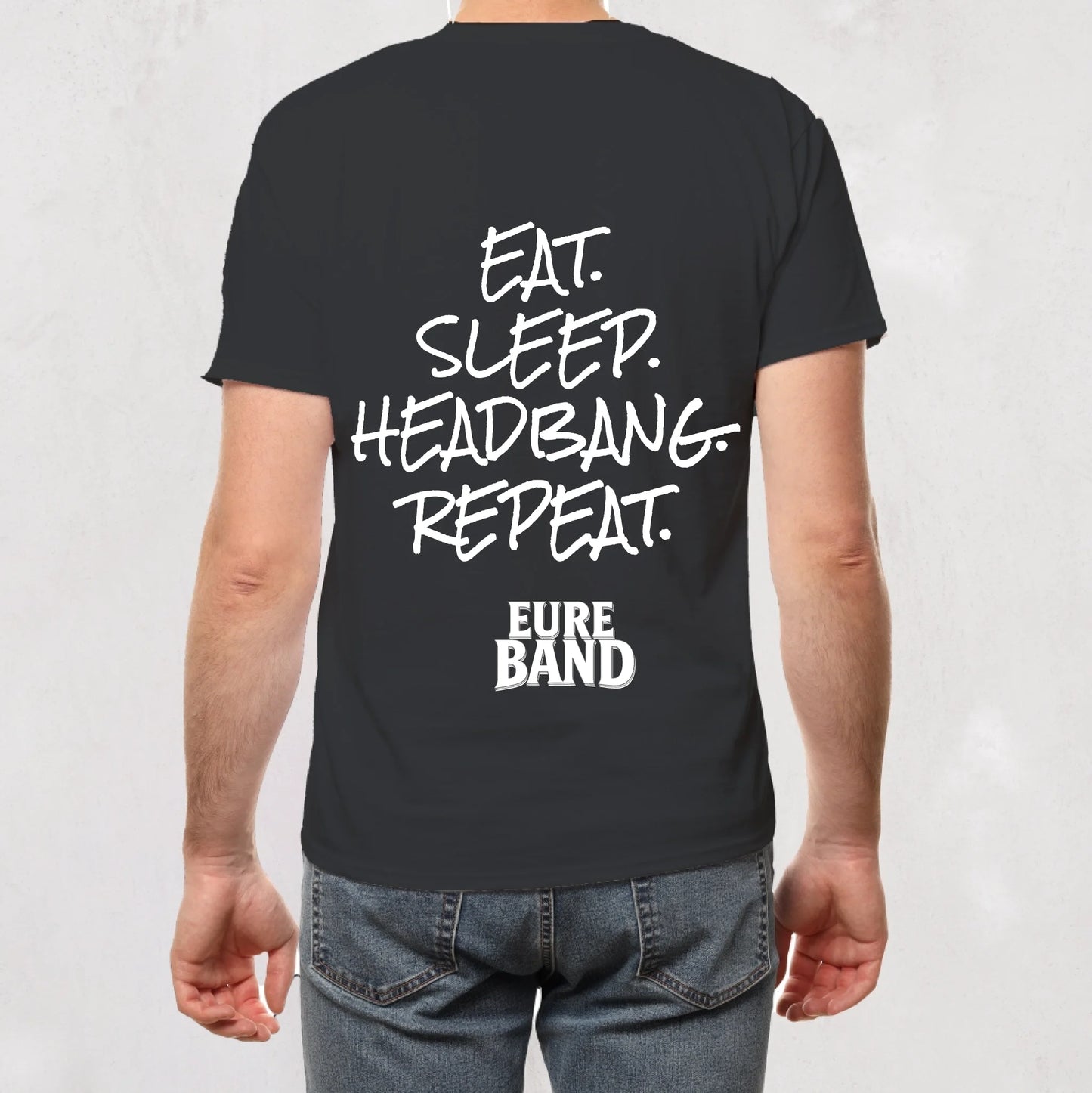Schwarzes T-Shirt mit großem weißen Aufdruck auf der Rückseite: ‚EAT. SLEEP. HEADBANG. REPEAT.‘ Darunter steht in weißen Buchstaben der Schriftzug ‚Eure Band‘. Der Bandname kann individuell angepasst werden.