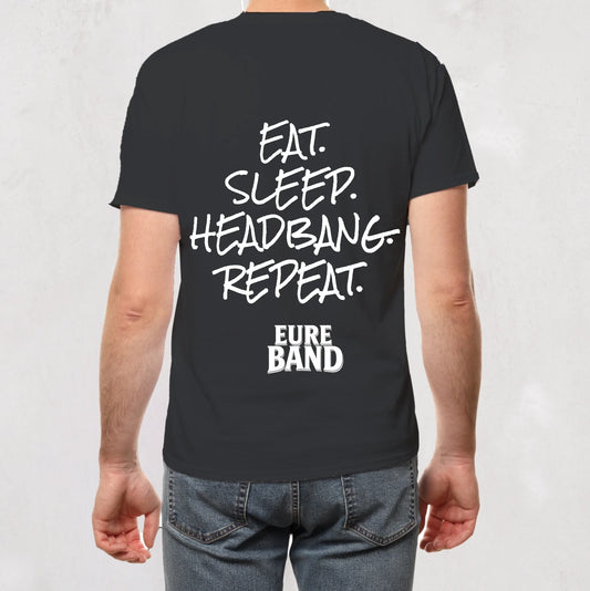 Schwarzes T-Shirt mit großem weißen Aufdruck auf der Rückseite: ‚EAT. SLEEP. HEADBANG. REPEAT.‘ Darunter steht in weißen Buchstaben der Schriftzug ‚Eure Band‘. Der Bandname kann individuell angepasst werden.