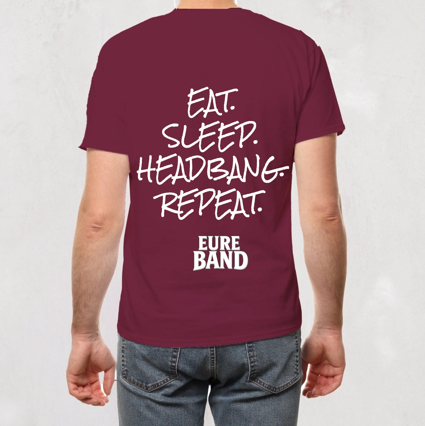 Weinrotes T-Shirt mit großem weißen Aufdruck auf der Rückseite: ‚EAT. SLEEP. HEADBANG. REPEAT.‘ Darunter steht in weißen Buchstaben der Schriftzug ‚Eure Band‘. Der Bandname kann individuell angepasst werden.