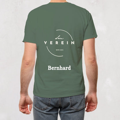 Grünes T-Shirt mit Vereinslogo und dem Schriftzug ‚dein Verein – seit 2018‘ auf der Rückseite. Unterhalb des Logos steht ein personalisierbarer Name. Vereinsname und Name können individuell angepasst werden.