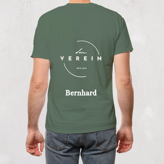 Grünes T-Shirt mit Vereinslogo und dem Schriftzug ‚dein Verein – seit 2018‘ auf der Rückseite. Unterhalb des Logos steht ein personalisierbarer Name. Vereinsname und Name können individuell angepasst werden.