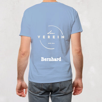 hellblaues T-Shirt mit Vereinslogo und dem Schriftzug ‚dein Verein – seit 2018‘ auf der Rückseite. Unterhalb des Logos steht ein personalisierbarer Name. Vereinsname und Name können individuell angepasst werden.