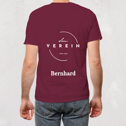 weinrotes T-Shirt mit Vereinslogo und dem Schriftzug ‚dein Verein – seit 2018‘ auf der Rückseite. Unterhalb des Logos steht ein personalisierbarer Name. Vereinsname und Name können individuell angepasst werden.